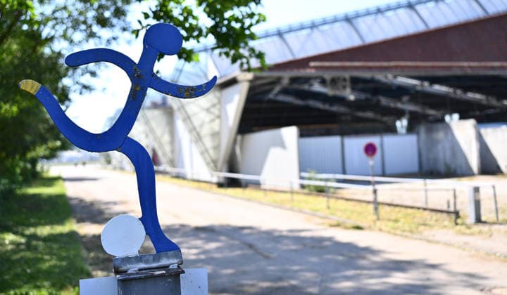 16.07.2026 - Fussball - 2. Bundesliga - Saison 2026 2027 - SpVgg Greuther Fürth Fuerth - Trainingslager Bad Wörishofen - - xwoxzix - Impression - Symbol - Figur Fussballer am Eingang *** July 16, 2026 Soccer 2. Bundesliga 2026–2027 Season SpVgg Greuther Fürth Fürth Training Camp Bad Wörishofen xwoxzix Image: Symbolic figure of a soccer player at the entrance