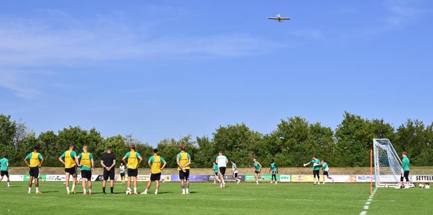 16.07.2026 - Fussball - 2. Bundesliga - Saison 2026 2027 - SpVgg Greuther Fürth Fuerth - Trainingslager Bad Wörishofen - - xwoxzix - Impression - Flugzeug über Trainingsplatz *** July 16, 2026 Soccer 2. Bundesliga 2026–2027 Season SpVgg Greuther Fürth Fürth Training Camp in Bad Wörishofen xwoxzix Photo: Airplane flying over the training field