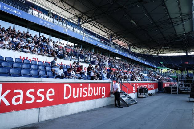 Fussball, 3.Liga Saison 2026 2027 Außerordentliche Mitgliederversammlung MSV Duisburg 16.07.2026, schauinsland-reisen-arena Mitglieder im Stadion Duisburg schauinsland-reisen-arena Nordrhein-Westfalen Deutschland *** Sports, Soccer, 3rd Division, 2026–2027 Season; MSV Duisburg Extraordinary General Meeting, July 16, 2026, Schauinsland Reisen Arena; Members at the Stadium, Duisburg Schauinsland Reisen Arena, North Rhine-Westphalia, Germany
