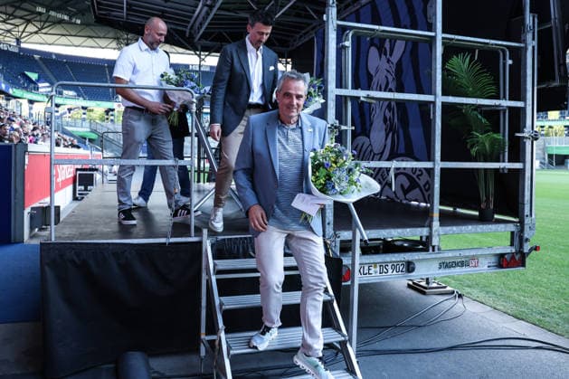 Fussball, 3.Liga Saison 2026 2027 Außerordentliche Mitgliederversammlung MSV Duisburg 16.07.2026, schauinsland-reisen-arena Christian Stiefelhagen (Vorstandsvorsitzender, MSV Duisburg) verlässt die Bühne Duisburg schauinsland-reisen-arena Nordrhein-Westfalen Deutschland *** Sports, Soccer, 3rd Division Season 2026–2027 Extraordinary General Meeting of MSV Duisburg, July 16, 2026, Schauinsland Reisen Arena: Christian Stiefelhagen, Chairman of the Board of MSV Duisburg, leaves the stage at the Schauinsland Reisen Arena in Duisburg, North Rhine-Westphalia, Germany