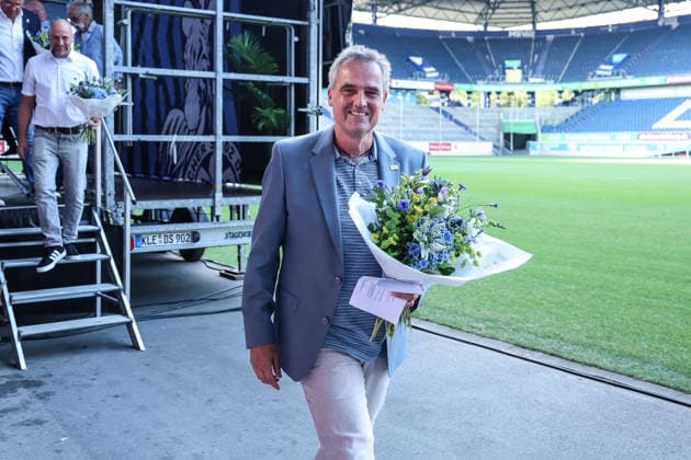 Fussball, 3.Liga Saison 2026 2027 Außerordentliche Mitgliederversammlung MSV Duisburg 16.07.2026, schauinsland-reisen-arena Christian Stiefelhagen (Vorstandsvorsitzender, MSV Duisburg) verlässt die Bühne Duisburg schauinsland-reisen-arena Nordrhein-Westfalen Deutschland *** Sports, Soccer, 3rd Division Season 2026–2027 Extraordinary General Meeting of MSV Duisburg, July 16, 2026, Schauinsland Reisen Arena: Christian Stiefelhagen, Chairman of the Board of MSV Duisburg, leaves the stage at the Schauinsland Reisen Arena in Duisburg, North Rhine-Westphalia, Germany