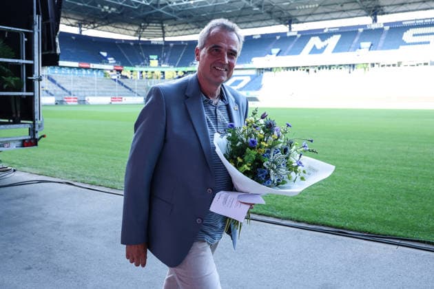 Fussball, 3.Liga Saison 2026 2027 Außerordentliche Mitgliederversammlung MSV Duisburg 16.07.2026, schauinsland-reisen-arena Christian Stiefelhagen (Vorstandsvorsitzender, MSV Duisburg) verlässt die Bühne Duisburg schauinsland-reisen-arena Nordrhein-Westfalen Deutschland *** Sports, Soccer, 3rd Division Season 2026–2027 Extraordinary General Meeting of MSV Duisburg, July 16, 2026, Schauinsland Reisen Arena: Christian Stiefelhagen, Chairman of the Board of MSV Duisburg, leaves the stage at the Schauinsland Reisen Arena in Duisburg, North Rhine-Westphalia, Germany