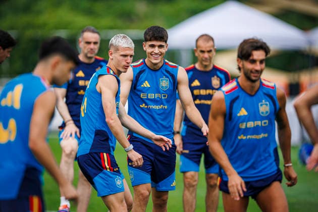 Spain national team, Nationalteam World Cup 16 07 2026 Daniel Olmo of Spain (LL) and Pau Cubarsi of Spain (R) during the Spanish national team s training session at Melanie Lane Training Grounds, New Jersey, United States of America on July 16, 2026. Photo (PGS Photo Agency) New Jersey usa Copyright: xPGSxPhotoxAgencyx