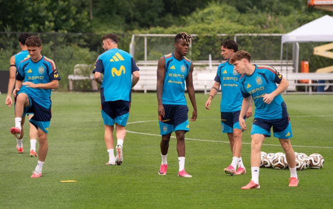 Spain trains under Canadian wildfire smoke ahead of FIFA World Cup, WM, Weltmeisterschaft, Fussball Final EAST HANOVER, NEW JERSEY, UNITED STATES - JULY 16: Players of Spanish national team, Nationalteam take part in training session for the 2026 FIFA World Cup final against Argentina at the Gotham Training Facility in New Jersey on July 16, 2026. Lamine Yamal and Pedro Porro took part in light individual stretching during the open portion of training instead of the team s passing drills. Spain trained under hazy skies as smoke from ongoing Canadian wildfires reduced air quality and visibility across the New York metropolitan area ahead of Sunday s final at New York New Jersey Stadium. Lokman Vural Elibol Anadolu New Jersey United States. Editorial use only. Please get in touch for any other usage.  Copyright: x2026xAnadoluxLokmanxVuralxElibolx