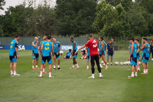 Spain trains under Canadian wildfire smoke ahead of FIFA World Cup, WM, Weltmeisterschaft, Fussball Final EAST HANOVER, NEW JERSEY, UNITED STATES - JULY 16: Players of Spanish national team, Nationalteam take part in training session for the 2026 FIFA World Cup final against Argentina at the Gotham Training Facility in New Jersey on July 16, 2026. Lamine Yamal and Pedro Porro took part in light individual stretching during the open portion of training instead of the team s passing drills. Spain trained under hazy skies as smoke from ongoing Canadian wildfires reduced air quality and visibility across the New York metropolitan area ahead of Sunday s final at New York New Jersey Stadium. Lokman Vural Elibol Anadolu New Jersey United States. Editorial use only. Please get in touch for any other usage.  Copyright: x2026xAnadoluxLokmanxVuralxElibolx