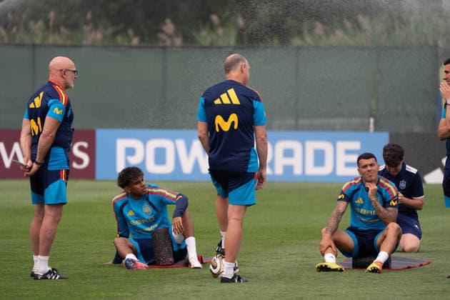 Spain trains under Canadian wildfire smoke ahead of FIFA World Cup, WM, Weltmeisterschaft, Fussball Final EAST HANOVER, NEW JERSEY, UNITED STATES - JULY 16: Players of Spanish national team, Nationalteam take part in training session for the 2026 FIFA World Cup final against Argentina at the Gotham Training Facility in New Jersey on July 16, 2026. Lamine Yamal and Pedro Porro took part in light individual stretching during the open portion of training instead of the team s passing drills. Spain trained under hazy skies as smoke from ongoing Canadian wildfires reduced air quality and visibility across the New York metropolitan area ahead of Sunday s final at New York New Jersey Stadium. Lokman Vural Elibol Anadolu New Jersey United States. Editorial use only. Please get in touch for any other usage.  Copyright: x2026xAnadoluxLokmanxVuralxElibolx
