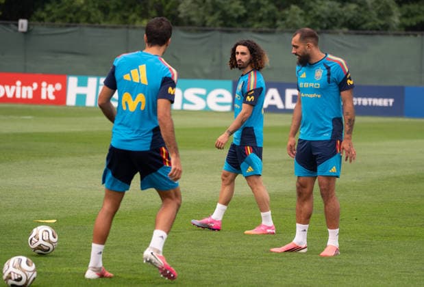 Spain trains under Canadian wildfire smoke ahead of FIFA World Cup, WM, Weltmeisterschaft, Fussball Final EAST HANOVER, NEW JERSEY, UNITED STATES - JULY 16: Players of Spanish national team, Nationalteam take part in training session for the 2026 FIFA World Cup final against Argentina at the Gotham Training Facility in New Jersey on July 16, 2026. Lamine Yamal and Pedro Porro took part in light individual stretching during the open portion of training instead of the team s passing drills. Spain trained under hazy skies as smoke from ongoing Canadian wildfires reduced air quality and visibility across the New York metropolitan area ahead of Sunday s final at New York New Jersey Stadium. Lokman Vural Elibol Anadolu New Jersey United States. Editorial use only. Please get in touch for any other usage.  Copyright: x2026xAnadoluxLokmanxVuralxElibolx