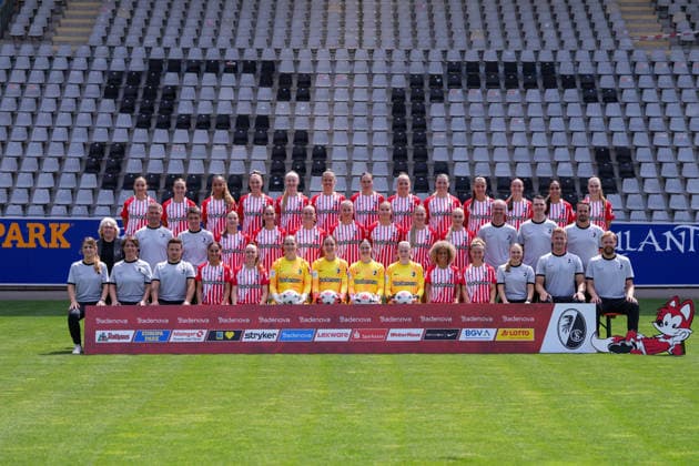 SC Freiburg; 1.BL Frauen, Porträttermin 2026 2027, Mannschaftsfoto, hi. Reihe v.li.: Emma Memminger, Nora Scherer, Nicole Ojukwu, Carina Brunold, Meret Felde, Jana Vojtekova, Alina Axtmann, Lisa Karl, Ingibjörg Sigurdardottir, Selina Vobian, Johanna Hebben, Sabah Seghir, Alena Bienz, mi. Reihe v.li.: Birgit Bauer-Schick (Bereichsleiterin), AndrÃ Malinowski (sportlicher Leiter), Silke Heckel (Teambetreuerin), Zoe Schick, Maj Schneider, Luca Birkholz, Julia Stierli, Mia-Lena Maas, Weena Simmen, Tessa Blumenberg, Marco Konrad (Trainer), Sebastian Grunert (Co-Trainer), Sandrino Braun-Schumacher (Co-Trainer), vo. Reihe v.li.: Lisa Bode (medizinische Leitung), Carolin Schneider (Leiterin Physiotherapie), Nils Afflerbach (Physiotherapeut), Ilayda Acikgöz, Lisa Kolb, Laura Benkarth, Lina von Schrader, Lorena Barth, Anna Reimann, Amira Arfaoui, Nia Szenk, Annika Miller (Teammanagerin), Tobias Galli (Athletiktrainer), Dominik Bergdorf (Torwarttrainer) Freiburg Dreisamstadion Baden-Wuerttemberg Deutschland *** SC Freiburg Women s Bundesliga 1, 2026–2027 Team Photo Shoot, Team Photo, back row from left: Emma Memminger, Nora Scherer, Nicole Ojukwu, Carina Brunold, Meret Felde, Jana Vojtekova, Alina Axtmann, Lisa Karl, Ingibjörg Sigurdardottir, Selina Vobian, Johanna Hebben, Sabah Seghir, Alena Bienz; middle row, from left: Birgit Bauer Schick, Division Head; André Malinowski, Athletic Director; Silke Heckel, Team Manager; Zoe Schick, Maj Schneider, Luca Birkholz, Julia Stierli, Mia Lena Maas, Weena Simmen, Tessa Blumenberg, Marco Konrad, Coach; Sebastian Grunert, Assistant Coach; Sandrino Braun Schumacher, Assistant Coach; from left to right: Lisa Bode, Head of Medical Services; Carolin Schneider, Head of Physical Therapy; Nils Afflerbach, Physical Therapist; Ilayda Acikgöz, Lisa Kolb, Laura Benkarth, Lina von Schrader, Lorena Barth, Anna Reimann, Amira Arfaoui, Nia Szenk, Annika Miller, Team Manager; Tobias Galli, Strength and Conditioning Coach; Dominik Bergdorf, Goalkeeper Coach; Freiburg Dreisamstadion, Baden-Württemberg, Germany Copyright: xAA STEINSIEK.CHx