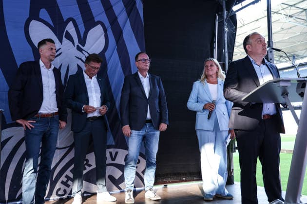 Fussball, 3.Liga Saison 2026 2027 Außerordentliche Mitgliederversammlung MSV Duisburg 16.07.2026, schauinsland-reisen-arena Das Team Verantwortung bei der Vorstellung am Pult Dirk Broska Duisburg schauinsland-reisen-arena Nordrhein-Westfalen Deutschland *** Sports, Soccer, 3rd Division Season 2026–2027 Extraordinary General Meeting of MSV Duisburg, July 16, 2026, Schauinsland Reisen Arena: The team and management at the podium during the presentation—Dirk Broska, Duisburg, Schauinsland Reisen Arena, North Rhine-Westphalia, Germany