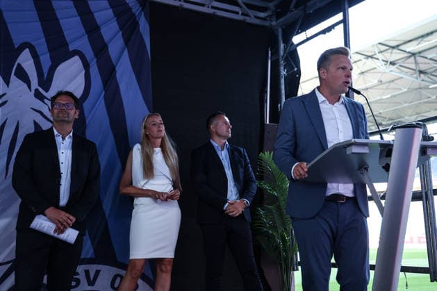 Fussball, 3.Liga Saison 2026 2027 Außerordentliche Mitgliederversammlung MSV Duisburg 16.07.2026, schauinsland-reisen-arena Das Team Paradis bei der Vorstellung Duisburg schauinsland-reisen-arena Nordrhein-Westfalen Deutschland *** Sports, Soccer, 3rd Division, 2026–2027 Season; MSV Duisburg Extraordinary General Meeting, July 16, 2026, Schauinsland Reisen Arena; The Paradis Team at the Presentation, Duisburg, Schauinsland Reisen Arena, North Rhine-Westphalia, Germany