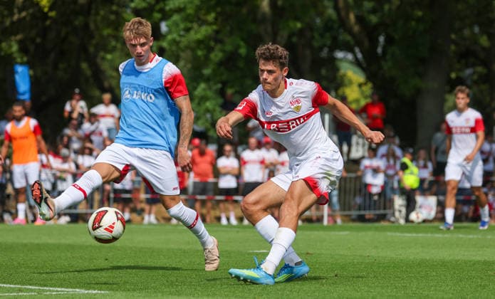 2026.07.16, Deutschland, Stuttgart, Fußball VfB Stuttgart Trainingsauftakt, v.l. Finn Jeltsch, Chema Andres *** July 16, 2026, Germany, Stuttgart, Soccer: VfB Stuttgart Starts Training, from left: Finn Jeltsch, Chema Andres