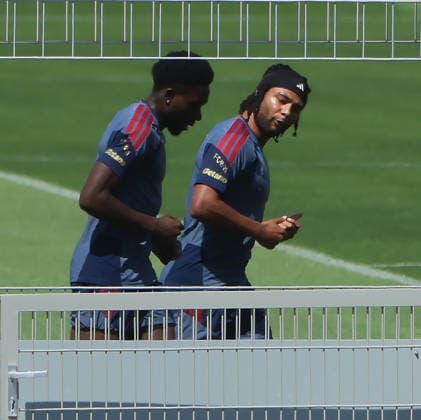16.07.2026, FC Bayern Training , Saebenerstrasse Muenchen, Fussball, im Bild: Alphons Davies (FC Bayern Muenchen) und Serge Gnabry (FC Bayern Muenchen) *** July 16, 2026, FC Bayern Training, Saebenerstrasse, Munich, Soccer, Sports, Pictured: Alphons Davies of FC Bayern Munich and Serge Gnabry of FC Bayern Munich