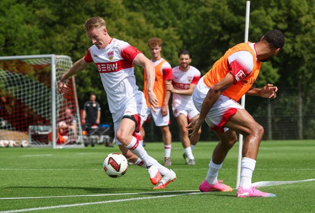 2026.07.16, Deutschland, Stuttgart, Fußball VfB Stuttgart Trainingsauftakt, Chris Führich (links) *** July 16, 2026, Germany, Stuttgart, Soccer: VfB Stuttgart Season Training Kickoff, Chris Führich on the left