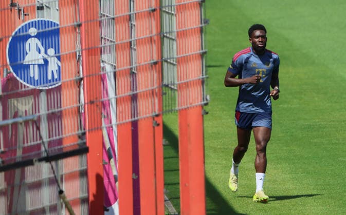 16.07.2026, FC Bayern Training , Saebenerstrasse Muenchen, Fussball, im Bild: Alphons Davies (FC Bayern Muenchen) *** July 16, 2026, FC Bayern Training, Saebenerstrasse, Munich, Soccer, Sports, Pictured: Alphons Davies, FC Bayern Munich