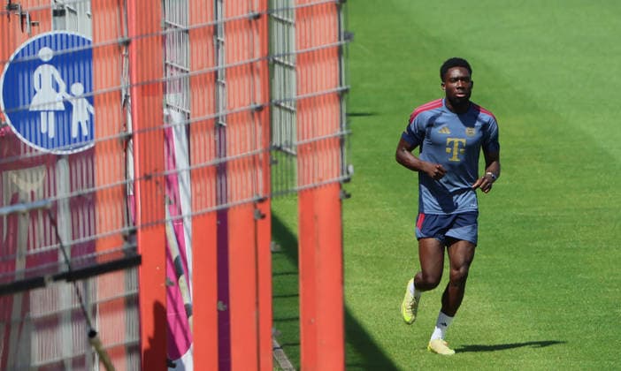 16.07.2026, FC Bayern Training , Saebenerstrasse Muenchen, Fussball, im Bild: Alphons Davies (FC Bayern Muenchen) *** July 16, 2026, FC Bayern Training, Saebenerstrasse, Munich, Soccer, Sports, Pictured: Alphons Davies, FC Bayern Munich