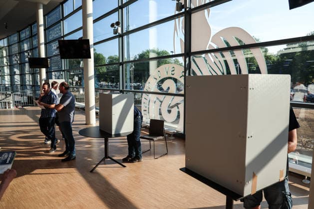 Fussball, 3.Liga Saison 2026 2027 Außerordentliche Mitgliederversammlung MSV Duisburg 16.07.2026, schauinsland-reisen-arena Wahlkabinen Duisburg schauinsland-reisen-arena Nordrhein-Westfalen Deutschland *** Sports, Soccer, 3rd Division, 2026–2027 Season; MSV Duisburg Extraordinary General Meeting, July 16, 2026; Schauinsland Reisen Arena, Voting Booths, Duisburg, Schauinsland Reisen Arena, North Rhine-Westphalia, Germany