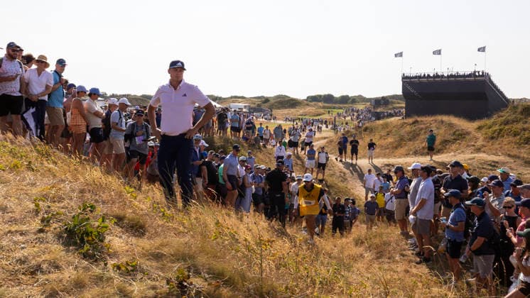SOUTHPORT, ENGLAND 20260716 Ludvig Aberg during the first day of competition at The Open Championship at Royal Birkdale Golf Club. Here Ludvig s tee shot on the eighth hole has ended up far out in the dunes next to the fairway and together with his caddie Joe Skovron he is trying to figure out where to hit the ball x1019x *** SOUTHPORT, ENGLAND 20260716 Ludvig Aberg on the first day of competition at The Open Championship at Royal Birkdale Golf Club. Here, Ludvig’s tee shot on the eighth hole has landed far out in the dunes next to the fairway, and together with his caddie, Joe Skovron, he is trying to figure out where to hit the ball x1019x  Copyright: xChristerxHöglund TTx OPEN CHAMPIONSHIP 2026