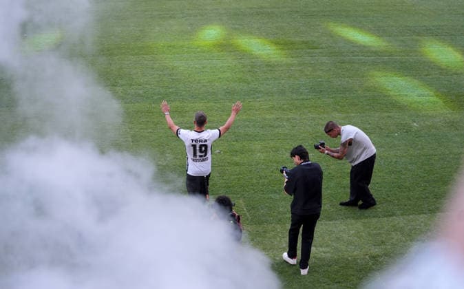 Belgian winger Leandro Trossard officially joins Besiktas from Arsenal ISTANBUL, TURKIYE - JULY 16: Belgian winger Leandro Trossard, who signed a 3+1 year contract with Besiktas from English club Arsenal, signs his contract during a signing ceremony held with fans in Istanbul, Turkiye on July 16, 2026. Islam Yakut Anadolu Istanbul Turkey. Editorial use only. Please get in touch for any other usage.  Copyright: x2026xAnadoluxIslamxYakutx