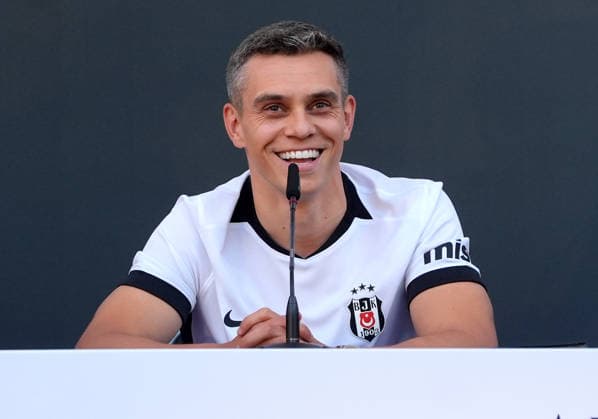 Belgian winger Leandro Trossard officially joins Besiktas from Arsenal ISTANBUL, TURKIYE - JULY 16: Belgian winger Leandro Trossard, who signed a 3+1 year contract with Besiktas from English club Arsenal, signs his contract during a signing ceremony held with fans in Istanbul, Turkiye on July 16, 2026. Islam Yakut Anadolu Istanbul Turkey. Editorial use only. Please get in touch for any other usage.  Copyright: x2026xAnadoluxIslamxYakutx