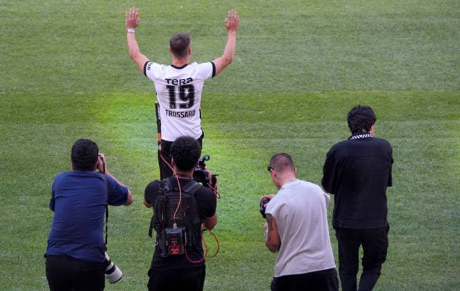 Belgian winger Leandro Trossard officially joins Besiktas from Arsenal ISTANBUL, TURKIYE - JULY 16: Belgian winger Leandro Trossard, who signed a 3+1 year contract with Besiktas from English club Arsenal, signs his contract during a signing ceremony held with fans in Istanbul, Turkiye on July 16, 2026. Islam Yakut Anadolu Istanbul Turkey. Editorial use only. Please get in touch for any other usage.  Copyright: x2026xAnadoluxIslamxYakutx