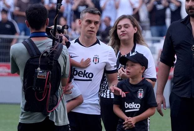 Belgian winger Leandro Trossard officially joins Besiktas from Arsenal ISTANBUL, TURKIYE - JULY 16: Belgian winger Leandro Trossard, who signed a 3+1 year contract with Besiktas from English club Arsenal, signs his contract during a signing ceremony held with fans in Istanbul, Turkiye on July 16, 2026. Islam Yakut Anadolu Istanbul Turkey. Editorial use only. Please get in touch for any other usage.  Copyright: x2026xAnadoluxIslamxYakutx