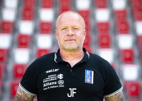 FUSSBALL REGIONALLIGA NORDOST FC ROT WEISS ERFURT - MEDIADAY I MANNSCHAFTSFOTO SAISON 2026-2027 ** NUR FÜR REDAKTIONELLE ZWECKE ** EDITORIAL USE ONLY **<p>16 07 2026-Erfurt: Fussball Regionalliga Nordost MediaDay Mannschaftsfoto Saison 2026-2027 Steigerwaldstadion FC Rot Weiss Erfurt im Foto: Jens Feuerstein, Mannschaftsbetreuer (FC Rot-Weiß Erfurt) ( Deutschland Thueringen Erfurt Copyright: SaschaxFromm *** SOCCER REGIONAL LEAGUE NORTHEAST FC ROT WEISS ERFURT MEDIA DAY I TEAM PHOTO 2026–2027 SEASON ** FOR EDITORIAL USE ONLY ** EDITORIAL USE ONLY ** July 16, 2026 Erfurt Soccer Northeast Regional League Media Day Team Photo 2026–2027 Season Steigerwald Stadium FC Rot Weiss Erfurt Pictured: Jens Feuerstein, Team Manager, FC Rot-Weiss Erfurt, Germany, Thuringia, Erfurt. Copyright SaschaxFromm Copyright: SaschaxFromm doc86qtryrfz2u19ldkt1hsq ,EDITORIAL USE ONLY