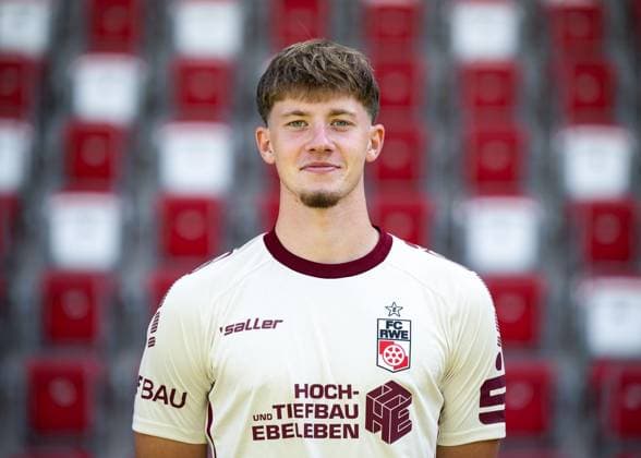 FUSSBALL REGIONALLIGA NORDOST FC ROT WEISS ERFURT - MEDIADAY I MANNSCHAFTSFOTO SAISON 2026-2027 ** NUR FÜR REDAKTIONELLE ZWECKE ** EDITORIAL USE ONLY **<p>16 07 2026-Erfurt: Fussball Regionalliga Nordost MediaDay Mannschaftsfoto Saison 2026-2027 Steigerwaldstadion FC Rot Weiss Erfurt im Foto: Torhüter Jaden Rodtnick 20 (FC Rot-Weiß Erfurt) ( Deutschland Thueringen Erfurt Copyright: SaschaxFromm *** SOCCER REGIONAL LEAGUE NORTHEAST FC ROT WEISS ERFURT MEDIA DAY I TEAM PHOTO SEASON 2026–2027 ** FOR EDITORIAL PURPOSES ONLY ** EDITORIAL USE ONLY ** July 16, 2026 Erfurt Soccer Northeast Regional League Media Day Team Photo 2026–2027 Season Steigerwald Stadium FC Rot Weiss Erfurt in the photo: Goalkeeper Jaden Rodtnick 20 FC Rot Weiss Erfurt Germany Thuringia Erfurt Copyright SaschaxFromm Copyright: SaschaxFromm doc86qtrzt9dwxkfbddu0x ,EDITORIAL USE ONLY