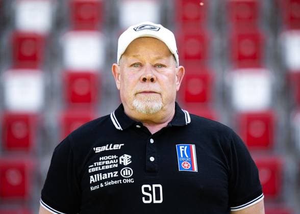 FUSSBALL REGIONALLIGA NORDOST FC ROT WEISS ERFURT - MEDIADAY I MANNSCHAFTSFOTO SAISON 2026-2027 ** NUR FÜR REDAKTIONELLE ZWECKE ** EDITORIAL USE ONLY **<p>16 07 2026-Erfurt: Fussball Regionalliga Nordost MediaDay Mannschaftsfoto Saison 2026-2027 Steigerwaldstadion FC Rot Weiss Erfurt im Foto: Swen Driesel, Mannschaftsbetreuer (FC Rot-Weiß Erfurt) ( Deutschland Thueringen Erfurt Copyright: SaschaxFromm *** SOCCER REGIONAL LEAGUE NORTHEAST FC ROT WEISS ERFURT MEDIA DAY I TEAM PHOTO 2026–2027 SEASON ** FOR EDITORIAL USE ONLY ** EDITORIAL USE ONLY ** July 16, 2026 Erfurt Soccer Northeast Regional League Media Day Team Photo 2026–2027 Season Steigerwald Stadium FC Rot Weiss Erfurt; photo by Swen Driesel, Team Manager, FC Rot-Weiss Erfurt, Germany, Thuringia, Erfurt. Copyright SaschaxFromm Copyright: SaschaxFromm doc86qtqyot0xinft6utt9 ,EDITORIAL USE ONLY