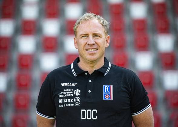 FUSSBALL REGIONALLIGA NORDOST FC ROT WEISS ERFURT - MEDIADAY I MANNSCHAFTSFOTO SAISON 2026-2027 ** NUR FÜR REDAKTIONELLE ZWECKE ** EDITORIAL USE ONLY **<p>16 07 2026-Erfurt: Fussball Regionalliga Nordost MediaDay Mannschaftsfoto Saison 2026-2027 Steigerwaldstadion FC Rot Weiss Erfurt im Foto: Dr. med. Nicky Schettler Mannschaftsarzt, (FC Rot-Weiß Erfurt) ( Deutschland Thueringen Erfurt Copyright: SaschaxFromm *** SOCCER REGIONAL LEAGUE NORTHEAST FC ROT WEISS ERFURT MEDIA DAY I TEAM PHOTO 2026–2027 SEASON ** FOR EDITORIAL USE ONLY ** EDITORIAL USE ONLY ** July 16, 2026 Erfurt Soccer Regional League Northeast Media Day Team Photo 2026–2027 Season Steigerwald Stadium FC Rot Weiss Erfurt Pictured: Dr. Nicky Schettler, team physician, FC Rot-Weiss Erfurt, Germany, Thuringia, Erfurt. Copyright SaschaxFromm Copyright: SaschaxFromm doc86qtruwpx5v199f2otw4 ,EDITORIAL USE ONLY