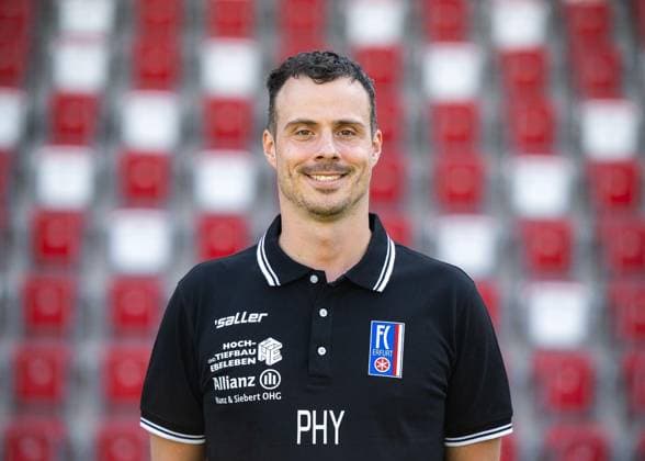 FUSSBALL REGIONALLIGA NORDOST FC ROT WEISS ERFURT - MEDIADAY I MANNSCHAFTSFOTO SAISON 2026-2027 ** NUR FÜR REDAKTIONELLE ZWECKE ** EDITORIAL USE ONLY **<p>16 07 2026-Erfurt: Fussball Regionalliga Nordost MediaDay Mannschaftsfoto Saison 2026-2027 Steigerwaldstadion FC Rot Weiss Erfurt im Foto: Philip Siemon, Ostheopat (FC Rot-Weiß Erfurt) ( Deutschland Thueringen Erfurt Copyright: SaschaxFromm *** SOCCER REGIONAL LEAGUE NORTHEAST FC ROT WEISS ERFURT MEDIA DAY I TEAM PHOTO 2026–2027 SEASON ** FOR EDITORIAL USE ONLY ** EDITORIAL USE ONLY ** July 16, 2026 Erfurt Soccer Northeast Regional League Media Day Team Photo 2026–2027 Season Steigerwaldstadion FC Rot Weiss Erfurt in the photo: Philip Siemon, Osteopath FC Rot-Weiss Erfurt Germany Thuringia Erfurt Copyright SaschaxFromm Copyright: SaschaxFromm doc86qtrwly8w02avzwu4u ,EDITORIAL USE ONLY