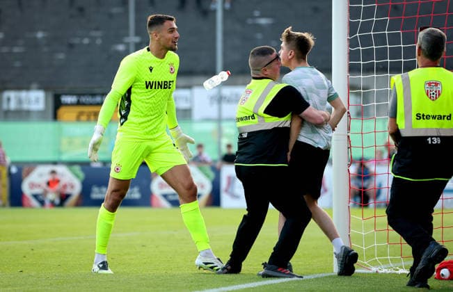 UEFA Europa League First Qualifying Round Second Leg, Ryan McBride Brandywell Stadium, Derry 16 7 2026 Derry City vs CSKA Sofia CSKA Sofia goalkeeper Dimitar Evtimov clashes with a fan Dimitar Evtimov clashes with a fan 16 7 2026  Copyright: xx RB2_8545
