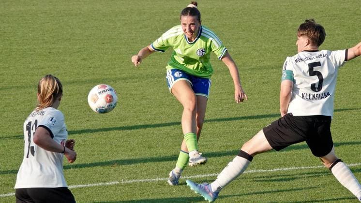 Fußball Frauen Testspiel Begegnung Schalke 04 gegen Borussia Mönchengladbach ** NUR FÜR REDAKTIONELLE ZWECKE ** EDITORIAL USE ONLY **<p>FC-Spielerin Demi Victoria Pagel (Mitte) am Donnerstag, 16.07.2026 in der Fußball Frauen Testspiel Begegnung Schalke 04 (grün) gegen Borussia Mönchengladbach auf dem Rasenplatz 7 am Parkstadion in Gelsenkirchen. Deutschland NRW Gelsenkirchen Copyright: MichaelxKorte *** Women s Soccer Friendly Match: Schalke 04 vs. Borussia Mönchengladbach ** FOR EDITORIAL PURPOSES ONLY ** EDITORIAL USE ONLY ** p FC player Demi Victoria Pagel (center) on Thursday, July 16, 2026, during the women s soccer friendly match between Schalke 04 (in green) and Borussia Mönchengladbach on Field 7 at the Parkstadion in Gelsenkirchen, Germany (North Rhine-Westphalia). Copyright MichaelxKorte Copyright: MichaelxKorte doc86qv33okg431aqhqdidf ,EDITORIAL USE ONLY