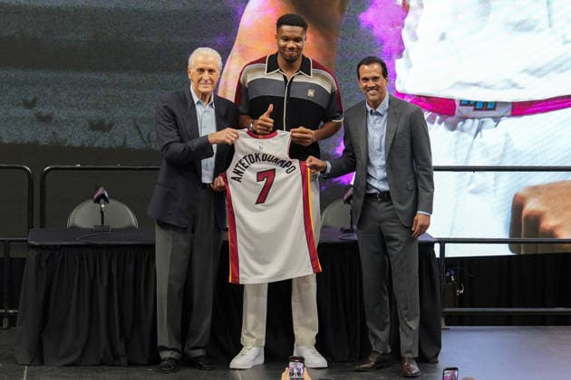 Miami Heat General Manager Pat Riley (L); new Miami Heat player Giannis Antetokounmpo (C); and Miami Heat head coach Erik Spoelstra pose with a team jersey at a press conference, PK, Pressekonferenz in Miami, USA, 16 July 2026. I need pressure at this point in my career. I think that, in order to take it to the next level, I have to step out of my comfort zone, and I feel like Miami is where I need to be. As a team, they have a mindset very similar to mine, so it was an obvious decision. I wanted to be here. I’m excited to be here and I just want to get to work, said the two-time NBA, Basketball Herren, USA MVP. The Miami Heat introduce Antetokounmpo and hope to pair him with LeBron James !ACHTUNG: NUR REDAKTIONELLE NUTZUNG!  Copyright: xAlbertoxBoalx AME9911 20260716-55020916404_1