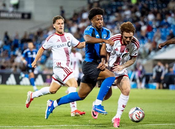 July 16, 2026, Montreal, Pq, Canada: CF Montreal s Owen Graham-Roache (centre) is defended by Toronto FC s Josh Sargent (right) during second half MLS, Fussball Herren, USA soccer action, in Montreal on Thursday, July 16, 2026. Canada News - July 16, 2026  - ZUMAc35_ 20260716_zaf_c35_151 Copyright: xChristopherxKatsarovx