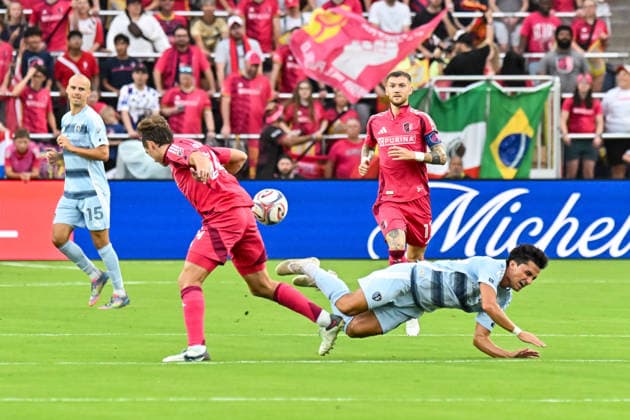 ST. LOUIS, MO - JULY 16: Manu Garcia (6) of the Sporting Kansas City tumbles to the ground after tripping over Daniel Edelman (24) of the St. Louis CITY SC during the MLS, Fussball Herren, USA regular season match where St. Louis CITY SC hosted Sporting Kansas City on Thursday July 16th, 2026, at Energizer Park in St. Louis City, MO. (Photo by Rick Ulreich Icon Sportswire) SOCCER: JUL 16 MLS St. Louis CITY SC vs Sporting Kansas City EDITORIAL USE ONLY Icon26071605