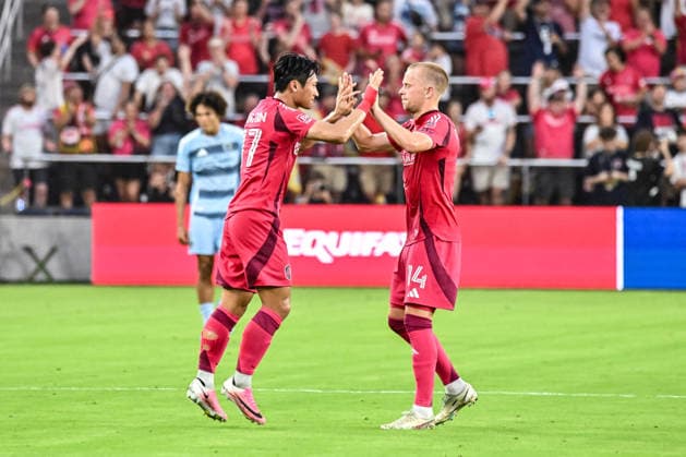 ST. LOUIS, MO - JULY 16: Jeong Sang-bin (77) of the St. Louis CITY SC celebrates his goal with Tomas Totland (14) of the St. Louis CITY SC during the MLS, Fussball Herren, USA regular season match where St. Louis CITY SC hosted Sporting Kansas City on Thursday July 16th, 2026, at Energizer Park in St. Louis City, MO. (Photo by Rick Ulreich Icon Sportswire) SOCCER: JUL 16 MLS St. Louis CITY SC vs Sporting Kansas City EDITORIAL USE ONLY Icon26071614