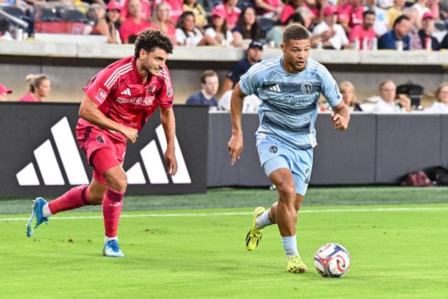 ST. LOUIS, MO - JULY 16: Zorhan Bassong (22) of the Sporting Kansas City gets past the defense of Dante Polvara (21) of the St. Louis CITY SC during the MLS, Fussball Herren, USA regular season match where St. Louis CITY SC hosted Sporting Kansas City on Thursday July 16th, 2026, at Energizer Park in St. Louis City, MO. (Photo by Rick Ulreich Icon Sportswire) SOCCER: JUL 16 MLS St. Louis CITY SC vs Sporting Kansas City EDITORIAL USE ONLY Icon26071615