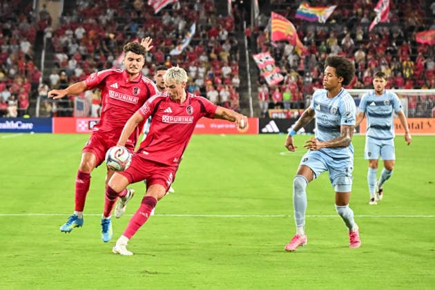 ST. LOUIS, MO - JULY 16: Lukas MacNaughton (5) of the St. Louis CITY SC takes a shot towards the goal during the MLS, Fussball Herren, USA regular season match where St. Louis CITY SC hosted Sporting Kansas City on Thursday July 16th, 2026, at Energizer Park in St. Louis City, MO. (Photo by Rick Ulreich Icon Sportswire) SOCCER: JUL 16 MLS St. Louis CITY SC vs Sporting Kansas City EDITORIAL USE ONLY Icon26071630