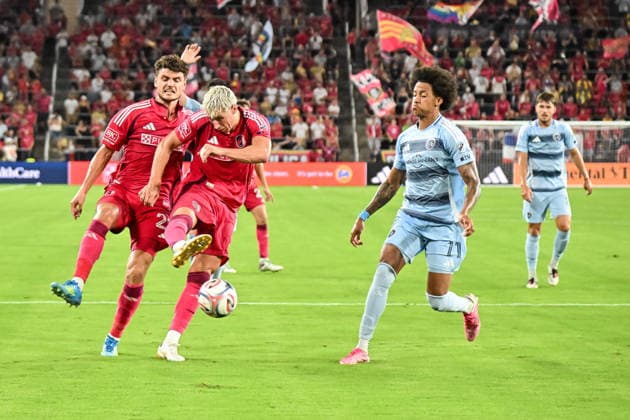 ST. LOUIS, MO - JULY 16: Lukas MacNaughton (5) of the St. Louis CITY SC shoots the ball towards the goal during the MLS, Fussball Herren, USA regular season match where St. Louis CITY SC hosted Sporting Kansas City on Thursday July 16th, 2026, at Energizer Park in St. Louis City, MO. (Photo by Rick Ulreich Icon Sportswire) SOCCER: JUL 16 MLS St. Louis CITY SC vs Sporting Kansas City EDITORIAL USE ONLY Icon26071631