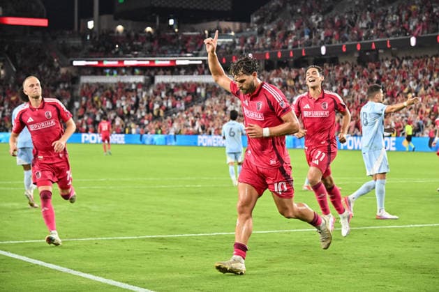 ST. LOUIS, MO - JULY 16: Eduard Lowen (10) of the St. Louis CITY SC celebrates after scoring on the penalty kick which would end up being the game winning goal during the MLS, Fussball Herren, USA regular season match where St. Louis CITY SC hosted Sporting Kansas City on Thursday July 16th, 2026, at Energizer Park in St. Louis City, MO. (Photo by Rick Ulreich Icon Sportswire) SOCCER: JUL 16 MLS St. Louis CITY SC vs Sporting Kansas City EDITORIAL USE ONLY Icon26071638