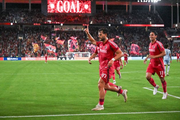 ST. LOUIS, MO - JULY 16: Eduard Lowen (10) of the St. Louis CITY SC celebrates after scoring on the penalty kick which would end up being the game winning goal during the MLS, Fussball Herren, USA regular season match where St. Louis CITY SC hosted Sporting Kansas City on Thursday July 16th, 2026, at Energizer Park in St. Louis City, MO. (Photo by Rick Ulreich Icon Sportswire) SOCCER: JUL 16 MLS St. Louis CITY SC vs Sporting Kansas City EDITORIAL USE ONLY Icon26071639