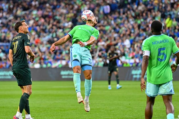 July 16, 2026: Seattle Sounders Midfielder Hassani Dotson (31) heads the ball during the MLS, Fussball Herren, USA match between Seattle Sounders FC and Portland Timbers FC in Seattle, WA. CSM MLS Soccer 2026: JUL 16 Seattle Sounders FC Vs Portland Timbers FC  - ZUMAc04_ 20260716_zma_c04_143 Copyright: xStevexFaberx