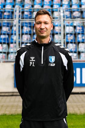 Trainer Pascal Ibold, 1. FC Magdeburg - 2. Fussball Bundesliga Porträttermin 2. BL 2026 2027 offizieller Fototermin 1. FC Magdeburg in der Avnet Arena in Magdeburg - Porträt, Portrait, Einzelbild, Deutschland, Fussball, Maenner, GER, 16.07.2026 *** Coach Pascal Ibold, 1. FC Magdeburg, 2. Bundesliga, portrait session, 2026–2027 season, official photo shoot, 1. FC Magdeburg at the Avnet Arena in Magdeburg, portrait, individual photo, Germany, soccer, Men, GER, July 16, 2026 Christian Schroedter