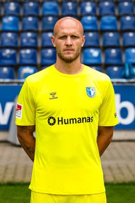 Torwart Dominik Reimann, 1. FC Magdeburg - 2. Fussball Bundesliga Porträttermin 2. BL 2026 2027 offizieller Fototermin 1. FC Magdeburg in der Avnet Arena in Magdeburg - Porträt, Portrait, Einzelbild, Deutschland, Fussball, Maenner, GER, 16.07.2026 *** Goalkeeper Dominik Reimann, 1. FC Magdeburg, 2. Bundesliga, portrait session, 2026–2027 season, official photo shoot for 1. FC Magdeburg at the Avnet Arena in Magdeburg; portrait, individual photo, Germany, soccer, Men, GER, July 16, 2026 Christian Schroedter