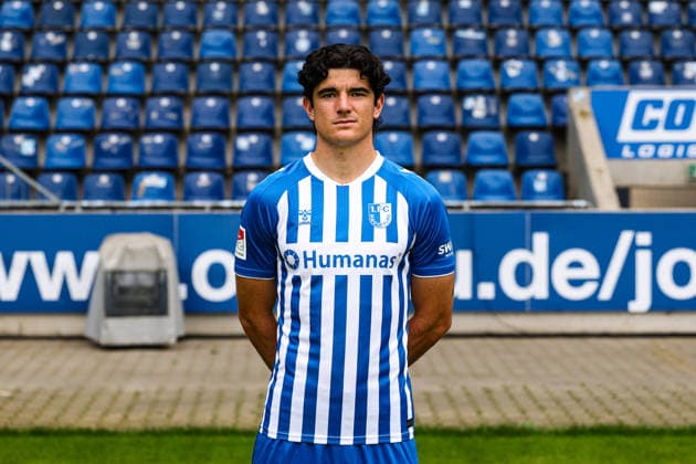 Anselmo Garcia Mac Nulty, 1. FC Magdeburg - 2. Fussball Bundesliga Porträttermin 2. BL 2026 2027 offizieller Fototermin 1. FC Magdeburg in der Avnet Arena in Magdeburg - Porträt, Portrait, Einzelbild, Deutschland, Fussball, Maenner, GER, 16.07.2026 *** Anselmo Garcia Mac Nulty, 1 FC Magdeburg, 2nd Bundesliga, Portrait Session, 2026–2027 Season, Official Photo Session, 1 FC Magdeburg at the Avnet Arena in Magdeburg, Portrait, Single Image, Germany, Soccer, Men, GER, July 16, 2026 Christian Schroedter