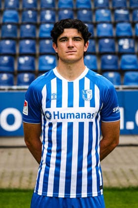 Anselmo Garcia Mac Nulty, 1. FC Magdeburg - 2. Fussball Bundesliga Porträttermin 2. BL 2026 2027 offizieller Fototermin 1. FC Magdeburg in der Avnet Arena in Magdeburg - Porträt, Portrait, Einzelbild, Deutschland, Fussball, Maenner, GER, 16.07.2026 *** Anselmo Garcia Mac Nulty, 1 FC Magdeburg, 2nd Bundesliga, Portrait Session, 2026–2027 Season, Official Photo Session, 1 FC Magdeburg at the Avnet Arena in Magdeburg, Portrait, Single Image, Germany, Soccer, Men, GER, July 16, 2026 Christian Schroedter