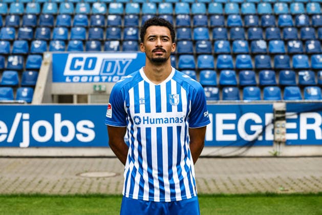 Emmanuel Iyoha 1. FC Magdeburg - 2. Fussball Bundesliga Porträttermin 2. BL 2026 2027 offizieller Fototermin 1. FC Magdeburg in der Avnet Arena in Magdeburg - Porträt, Portrait, Einzelbild, Deutschland, Fussball, Maenner, GER, 16.07.2026 *** Emmanuel Iyoha, 1. FC Magdeburg, 2. Bundesliga, Portrait Session, 2026–2027 Season, Official Photo Session, 1. FC Magdeburg at the Avnet Arena in Magdeburg, Portrait, Single Image, Germany, Soccer, Men, GER, July 16, 2026 Christian Schroedter