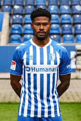 Moritz Broni Kwarteng, 1. FC Magdeburg - 2. Fussball Bundesliga Porträttermin 2. BL 2026 2027 offizieller Fototermin 1. FC Magdeburg in der Avnet Arena in Magdeburg - Porträt, Portrait, Einzelbild, Deutschland, Fussball, Maenner, GER, 16.07.2026 *** Moritz Broni Kwarteng, 1. FC Magdeburg, 2. Bundesliga, portrait session, 2026–2027 season, official photo shoot, 1. FC Magdeburg at the Avnet Arena in Magdeburg, portrait, individual photo, Germany, soccer, Men, GER, July 16, 2026 Christian Schroedter