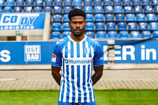 Moritz Broni Kwarteng, 1. FC Magdeburg - 2. Fussball Bundesliga Porträttermin 2. BL 2026 2027 offizieller Fototermin 1. FC Magdeburg in der Avnet Arena in Magdeburg - Porträt, Portrait, Einzelbild, Deutschland, Fussball, Maenner, GER, 16.07.2026 *** Moritz Broni Kwarteng, 1. FC Magdeburg, 2. Bundesliga, portrait session, 2026–2027 season, official photo shoot, 1. FC Magdeburg at the Avnet Arena in Magdeburg, portrait, individual photo, Germany, soccer, Men, GER, July 16, 2026 Christian Schroedter
