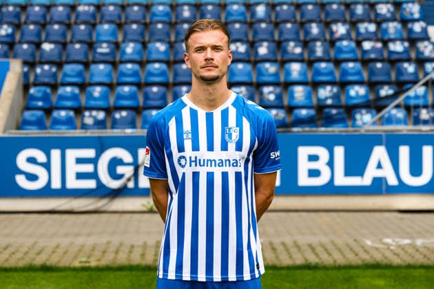 Alexander Ahl Holmström, 1. FC Magdeburg - 2. Fussball Bundesliga Porträttermin 2. BL 2026 2027 offizieller Fototermin 1. FC Magdeburg in der Avnet Arena in Magdeburg - Porträt, Portrait, Einzelbild, Deutschland, Fussball, Maenner, GER, 16.07.2026 *** Alexander Ahl Holmström, 1. FC Magdeburg, 2. Bundesliga, portrait session, 2026–2027 season, official photo shoot for 1. FC Magdeburg at the Avnet Arena in Magdeburg, portrait, individual photo, Germany, soccer, Men, GER, July 16, 2026 Christian Schroedter